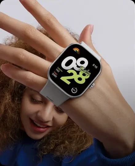 Mujer mostrando un smartwatch Xiaomi en la muñeca
