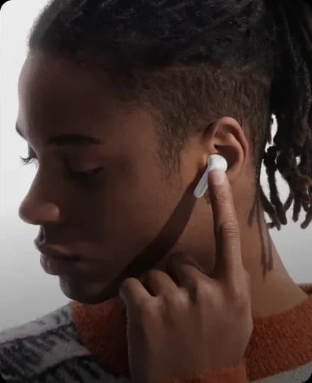 Persona usando audífonos inalámbricos Xiaomi
